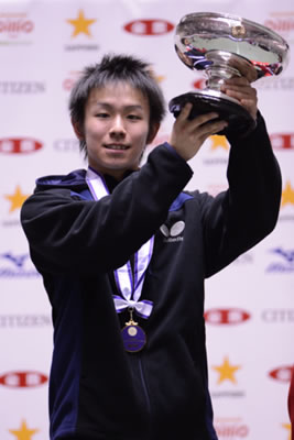 Koki Niwa - campeao japones 2013 - trofeu