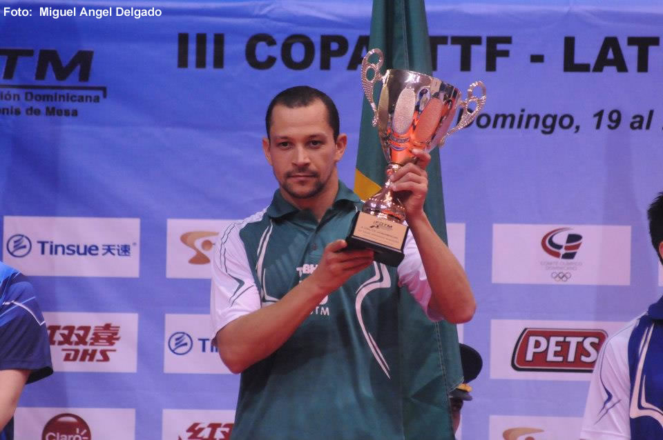 Thiago Monteiro - campeao Copa Latino Americana - trofeu