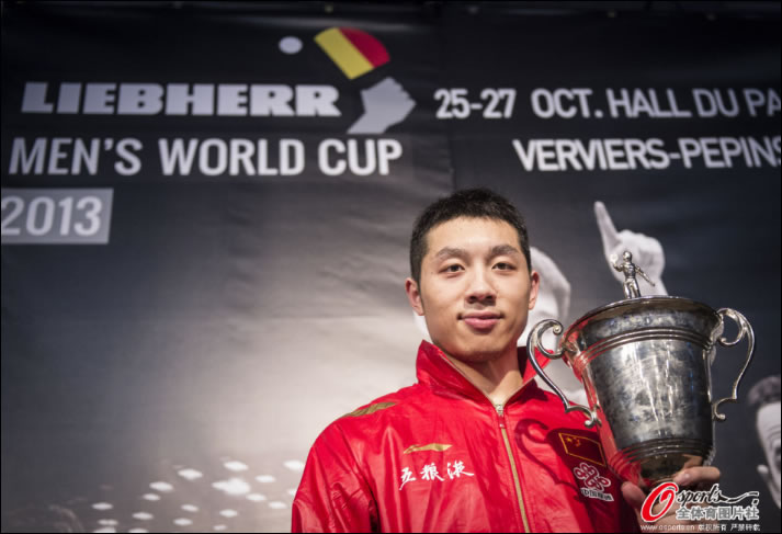 Xu Xin campeao da Copa do Mundo 2013 - trofeu