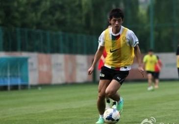 Zhang Jike jogando futebol