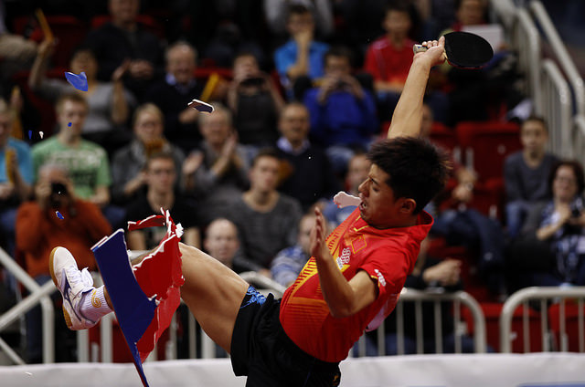 Zhang Jike destruindo aparadores